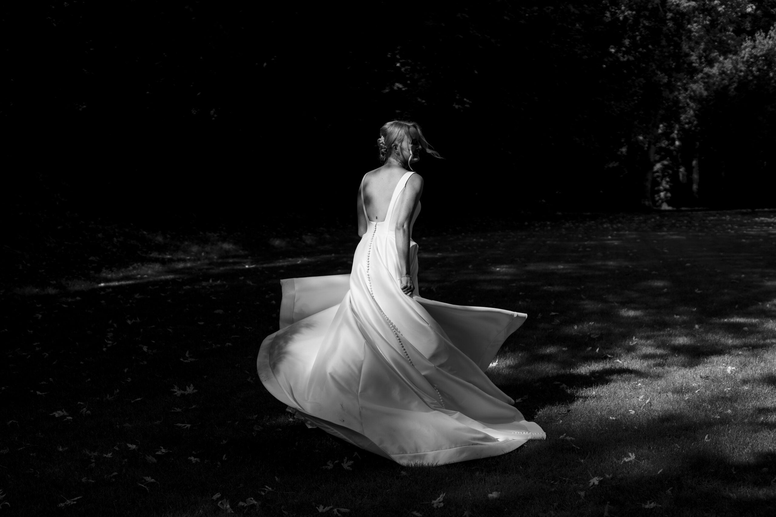 meike molenaar fotografie bruid zwaait met jurk bij de Breedenborg in Groningen